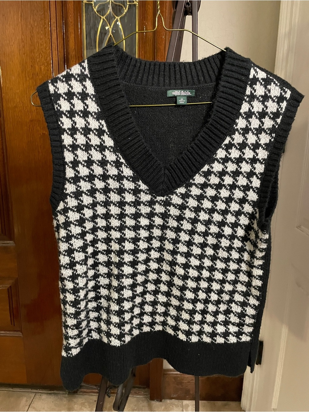 Wild Fable XSBlack & White Houndstooth V-Neck Sweater Vest